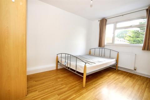 1 bedroom in a house share to rent, Rye Close, Guildford