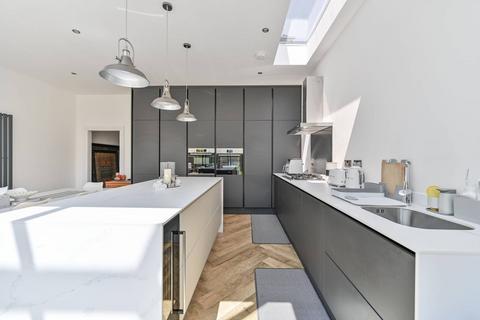 74 Chestnut Grove, New Malden, KT3 3JS
