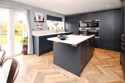 5 bedroom detached house for sale, Crosbie Grove, Kidderminster DY11