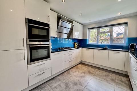 5 bedroom detached house for sale, Groves Close, Bourne End SL8
