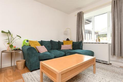 1 bedroom flat for sale, St. George's Close, Horley, Surrey
