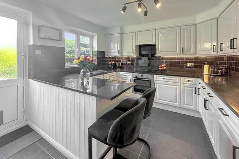 2 bedroom maisonette for sale, Meadway, Warlingham, Surrey, CR6 9RW