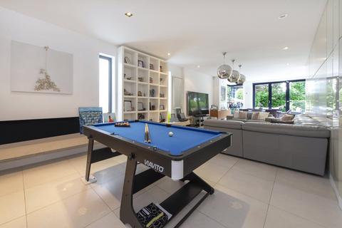 33 Fairholme Gardens, London, N3 3ED