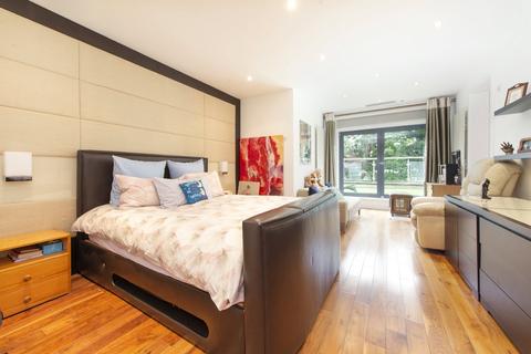 33 Fairholme Gardens, London, N3 3ED