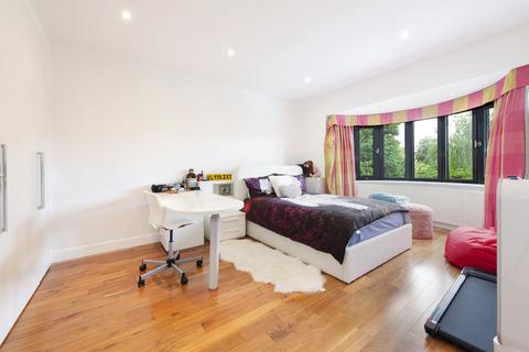 33 Fairholme Gardens, London, N3 3ED