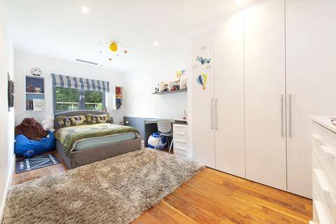 33 Fairholme Gardens, London, N3 3ED