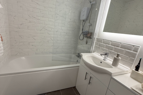 1 bedroom flat to rent, KINGSWINFORD - Laburnum Road
