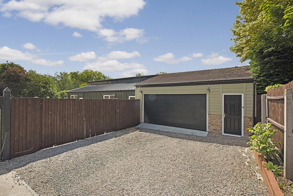 Garage &amp; Annexe