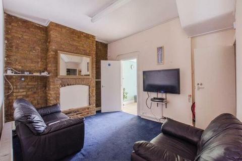 4 bedroom terraced house to rent, Caistor Park Road, London E15