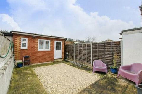 4 bedroom terraced house to rent, Caistor Park Road, London E15