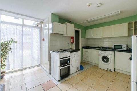 4 bedroom terraced house to rent, Caistor Park Road, London E15