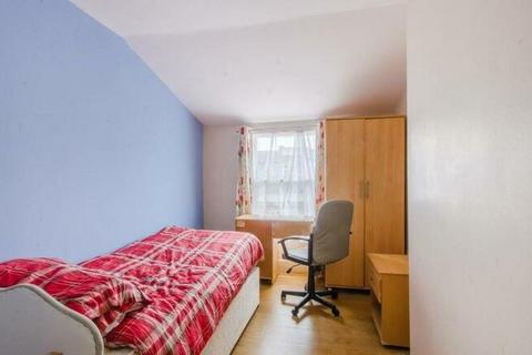 4 bedroom terraced house to rent, Caistor Park Road, London E15