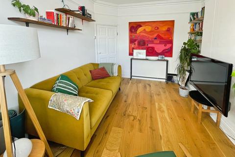 2 bedroom apartment to rent, Gwendoline Avenue, London E13