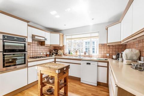 1 Drayton Close, Fetcham, Leatherhead, KT22 9EZ