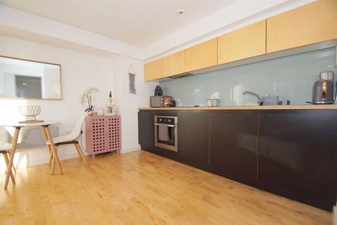 1 bedroom flat for sale, Saxton, The Avenue, Leeds
