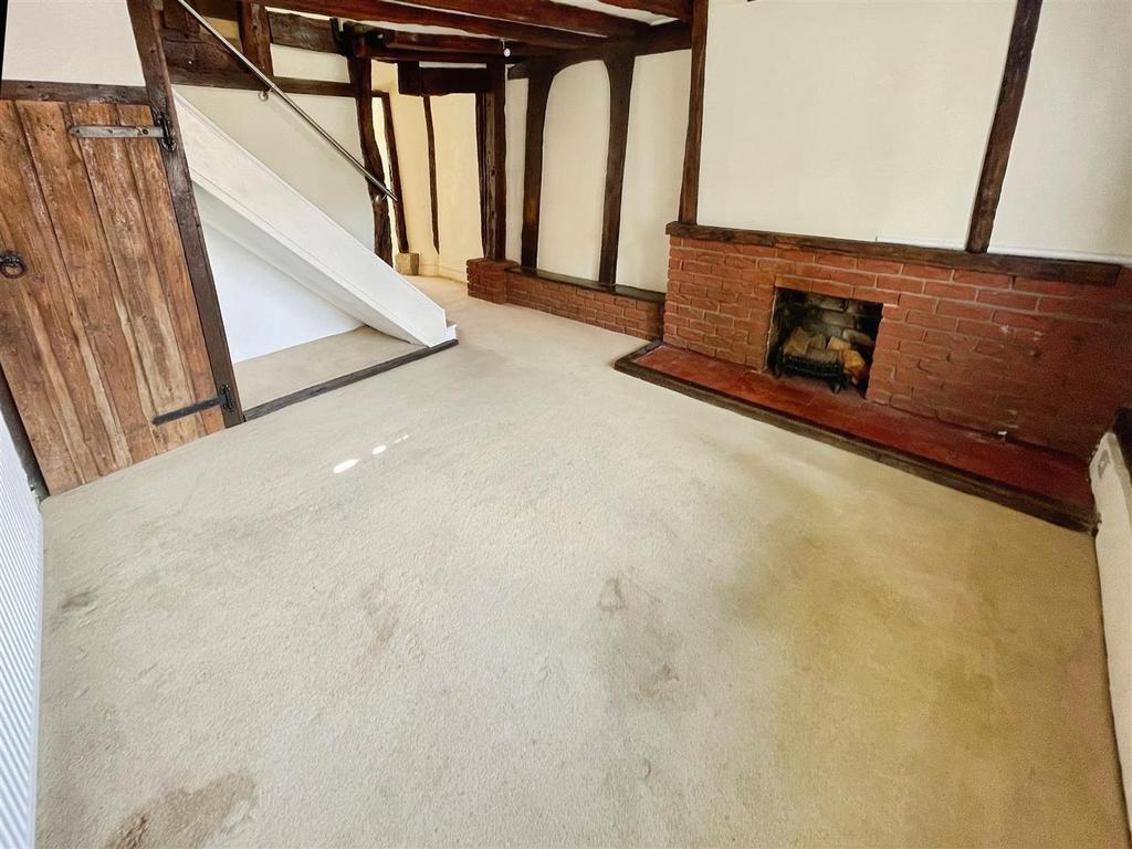85 Living Room.jpg