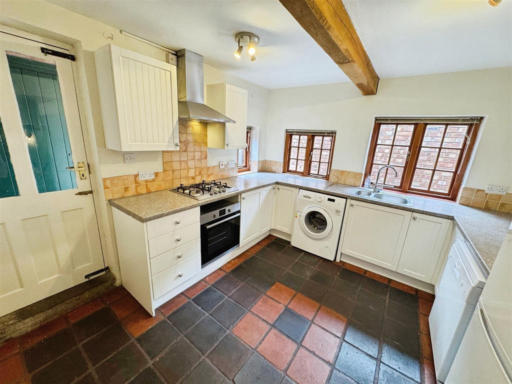 81 Kitchen.jpg