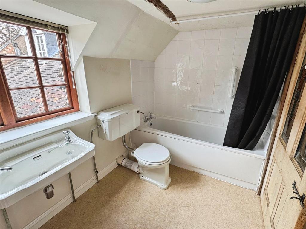 81 Bathroom.jpg