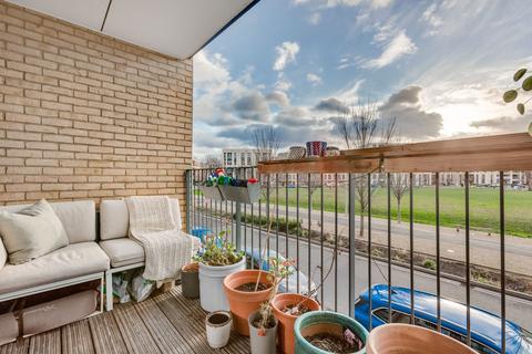1 bedroom flat for sale, Eythorne Road, London, SW9