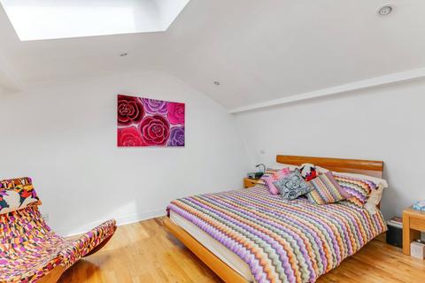 4 Octavia Mews, London, W9 3LQ