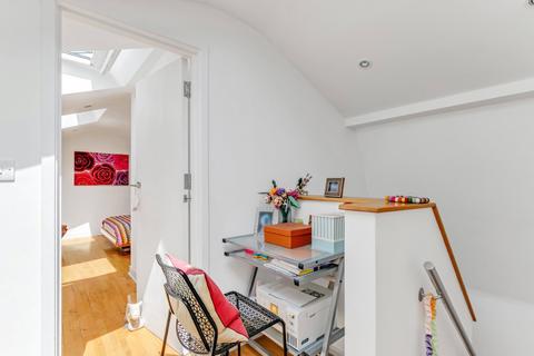4 Octavia Mews, London, W9 3LQ
