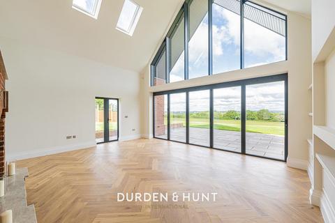 4 bedroom detached house to rent, Mott Street, Loughton, IG10