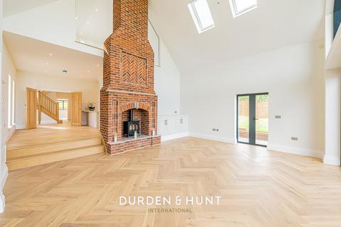 4 bedroom detached house to rent, Mott Street, Loughton, IG10