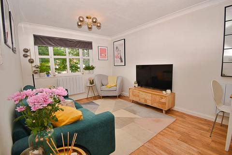 1 bedroom flat for sale, Rodings Court, The Avenue, Highams Park, London. E4 9RP
