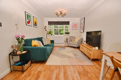 1 bedroom flat for sale, Rodings Court, The Avenue, Highams Park, London. E4 9RP