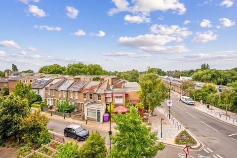 2 bedroom flat for sale, Kew Bridge Road, Brentford TW8