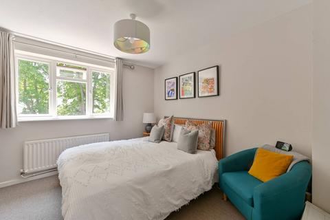 2 Daniel Close, London, SW17 9DD