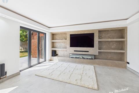 4 bedroom detached house for sale, Bateman Drive, Aylesbury, Buckinghamshire