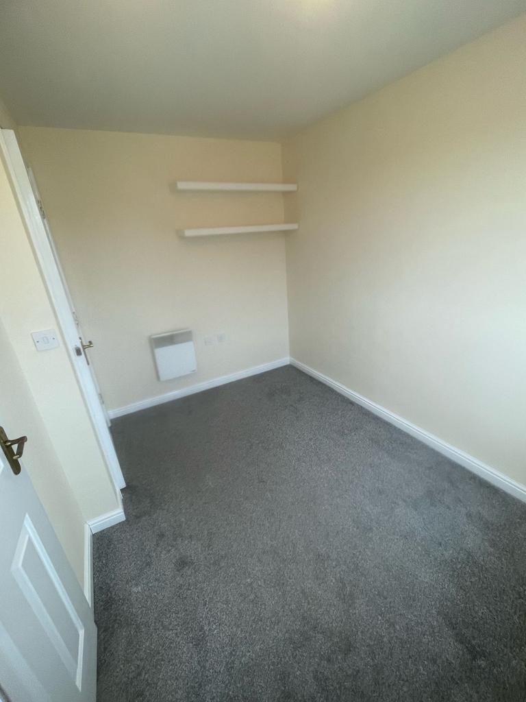 A neat and well-maintained single bedroom featu...