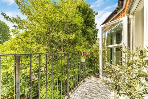 11 Lupton Close, London, SE12 0DR