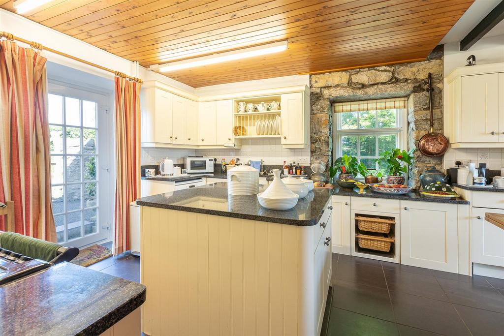 Kitchen/dining/sitting room