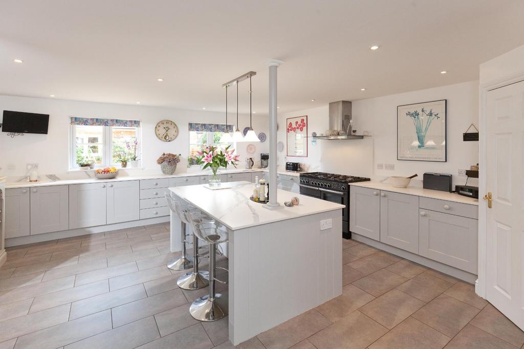 Kitchen/B'fast Room