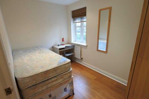 2 bedroom flat to rent, Shillingford Close, London NW7