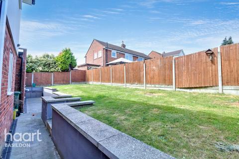 Flat 4, 8 Gatwick View, Billericay, CM12 9QU