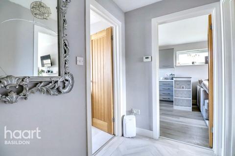 Flat 4, 8 Gatwick View, Billericay, CM12 9QU