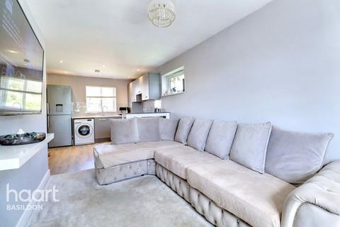 Flat 4, 8 Gatwick View, Billericay, CM12 9QU