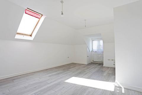2 bedroom flat to rent, New Road, Rainham, RM13