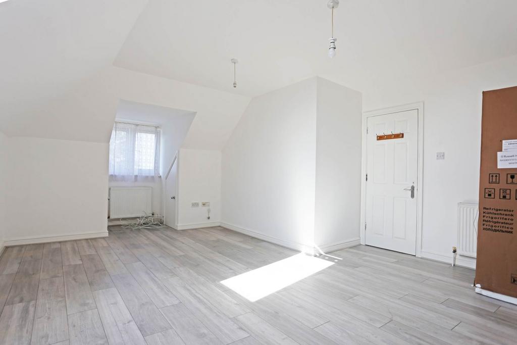 Apartment in Rainham - View 3