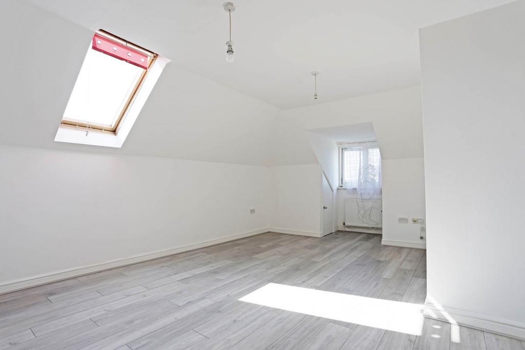 Apartment in Rainham - View 4