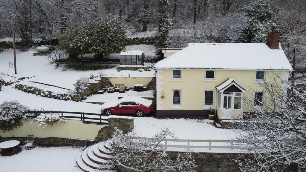 Thumbnail house in the snow no people.jpg