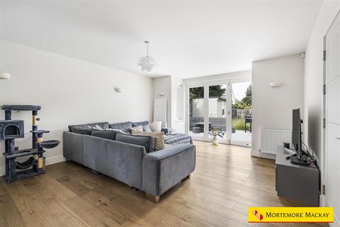 3 bedroom flat for sale, Chase Side, London