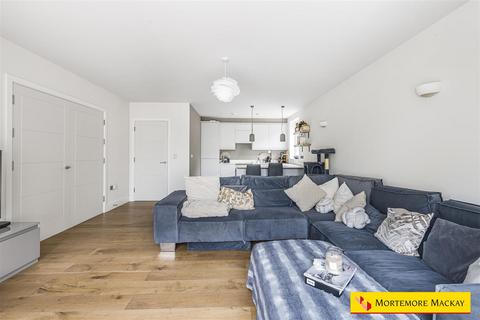 3 bedroom flat for sale, Chase Side, London