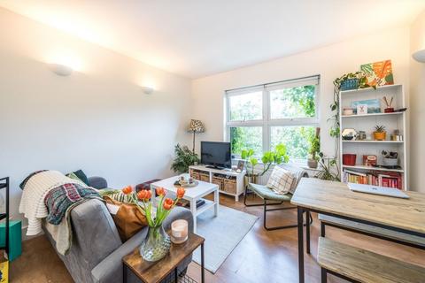 2 bedroom flat to rent, Cavendish Road, London SW12