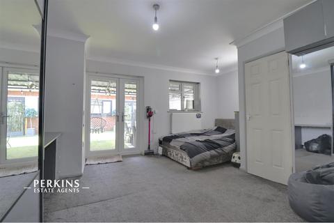 4 bedroom semi-detached house to rent, Southall, UB1