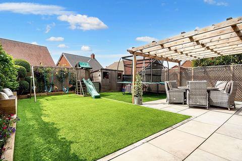4 bedroom detached house for sale, Rhodes Way, Billingshurst, RH14