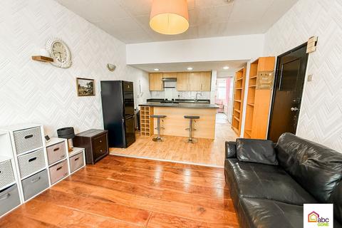 1 bedroom flat for sale, a Courtland Avenue, Ilford